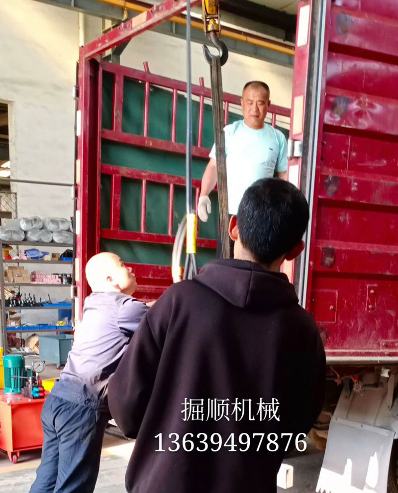 定制生產的湖南液壓油缸今天發(fā)貨