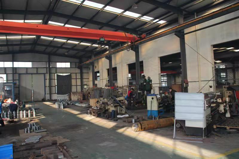 液壓千斤頂生產車間的條幅標語特別醒目